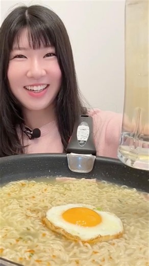 【女1人飲み🍺💓】サッポロ一番塩ラーメンで食べ飲み😋🍻#1人飲み #mukbang #ハイボール #ブラックニッカ #酒飲み歓迎
