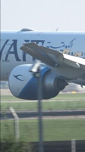 Kuwait Airways 777 arrival on Heathrow’s Runway 09L! ✈️🇬🇧 #PlaneSpotting #LHR #KuwaitAirways