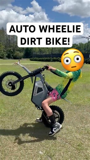 This Electric Dirt bike has an AUTO WHEELIE MODE! 😳 #surron #dirtbike #ebike #shorts #fyp