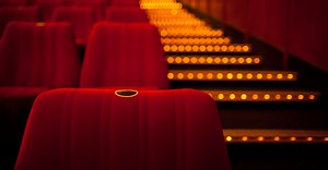 Qual a melhor poltrona para sentar no cinema, segundo a ciência
