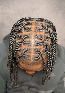 🚨 STARTER LOCS ON NATURAL HAIR 🔥 DETAILED PARTING. CLEAN FOUNDATION BY TIMAA SLAYZ If your parting isn’t clean… your loc journey won’t be either. This look was done on natural hair, focusing on super detailed, organized parting to create a strong and balanced foundation for the locs. Every section placed with intention Every part clean and structured Every detail aligned Because when it comes to starter locs on natural hair, the foundation is everything. This is what sets the tone for: • healt