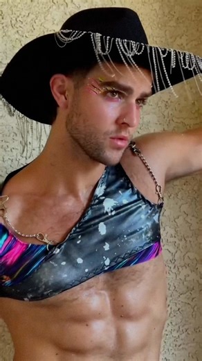 🛸👽 Wait…..are these chaps supposed to be assles or…?🤠 🙈 ended up at day 3 of @edc_lasvegas last weekend so you know I had to get a custom lewk by @trevor_ryian miss thangggggg! I had the most incredible night 🦄⚡️🍒🪩💃🏾🕺🏽✨ Hat from @hottopic | Neon paints from @danessamyricksbeauty | Nick Metos