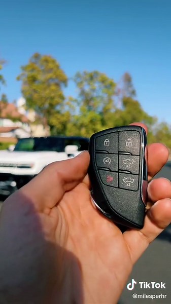 Is the Hummer EV as cool as the H1? #hummer #hummerev #ev #evtruck