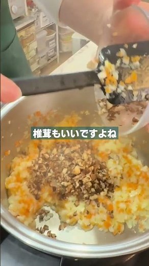 トマト缶は先に煮詰める！カレーがシャバシャバにならないコツ