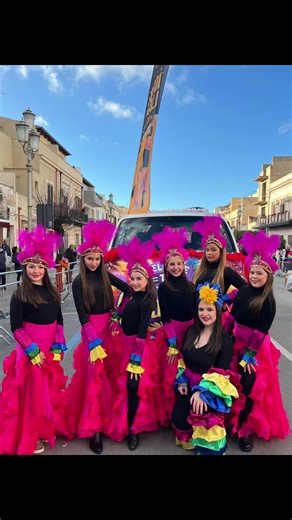 🏆 CINISI SI TINGE DEI COLORI DELLA VITTORIA! 🇧🇷✨ Il cuore dell’Universal Dance esplode di gioia: quest’anno il Carnevale di Cinisi parla la nostra lingua! Siamo orgogliosi di annunciare la vittoria nella categoria Gruppi Mascherati. 🥇 In un periodo storico spesso troppo buio e segnato dalle incertezze, abbiamo scelto di trasformare Cinisi in un angolo di Brasile. Per tre giorni, non abbiamo portato solo maschere, ma un’ondata di colore, calore e speranza. 🌈 ❤️ Più di una vittoria, un’emozio