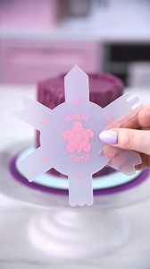 ✨ NEW PRODUCT ✨ Discover the creativity of your cakes with the Texture Turtle - 5 in 1 Texture Tool! This unique 5-in-1 tool has everything you need to create amazing texture designs with ease. 😍 Not only is it made with food-safe material, it’s also conveniently easy to store and was designed to be durable, so you can enjoy it over and over. 💃 Unleash your inner artist and have fun creating beautiful textures! 💕 Order worldwide 🌍 Free delivery available, link in bio 💕 | Frost Form