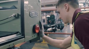 18K views · 494 reactions | Depois de 68 anos de produção, o último dos actuais Defender foi produzido na nossa fábrica de Solihull. Para celebrar esta lenda estamos a reunir as melhores viagens num Defender. Se realizou a sua própria aventura épica, pode partilhá-la no nosso mapa interactivo aqui: www.landrover.com/defenderjourneys | Range Rover | Facebook