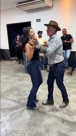 She asked him to dance with a smile on her face! Credit: @laura.silva.oficial #forrodance