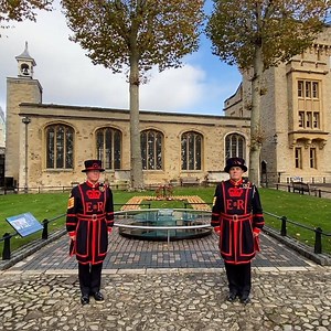 9.7K views · 1.8K reactions | Lest we forget. For many, commemorating #ArmisticeDay today will be a lonelier affair than usual. Join Chief Yeoman Warder Pete McGowran and Yeoman Gaoler Rob Fuller at the Tower of London for a virtual 2 minute silence, as the clock at the nearby Waterloo Block strikes 11am. | Historic Royal Palaces | Facebook