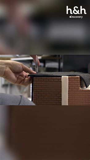 Un truco que usa textura, precisión y semillas de amapola para transformar el fondant en paredes y techos realistas llenos de detalle 🧱⚫ #ElDesafíoDeBuddy Descubre más contenidos como este en #HBOMax Suscríbete ahora https://bit.ly/MAX-HHLAT | Discovery Home & Health