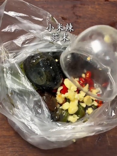 Warning: Looks like 'Dark Cuisine', tastes like HEAVEN. 🖤🤤 Smashed Century Eggs with Green Peppers (皮蛋擂椒). This dish is the ultimate Rice Killer! 🍚🔪 I wouldn't trade this bite for a steak. #CenturyEgg #ChineseFood #RiceKiller #UglyDelicious #SpicyFood