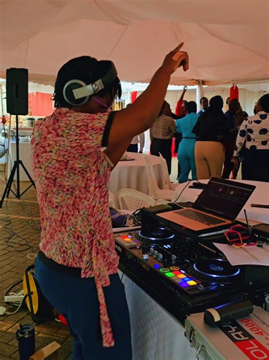 A little stress reliever....away from the alarms 🥰 Love it when my two careers randomly decide to collab 😂 Always a pleasure, always pure joy 🥰❤️ #dj #doctor #enjoylife