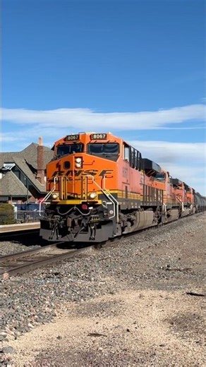 BNSF Westbound passes through Flagstaff with 4 units & a hornshow 🚂🔥