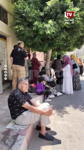 أولياء أمور طلاب الثانوية العامة بالبحيرة في انتظار خروج أبنائهم من امتحان اللغة العربية