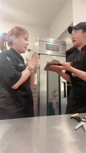 ขอบคุณสำหรับเค้กวันเกิดย้อนหลังจากน้องที่ทำงานขอพรเยอะไปหน่อย🤣🤣สรุปเค้กได้กินไหมกะจะอวดเค้กสักหน่อย😅😅🫶🫶🫶@แนทตี้__ขยี้