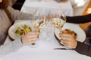 Cocktails & Chemistry: The Best Drinks to Order on a First Date | LoveToKnow