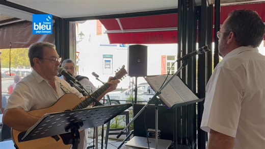 Dimanche, à Cambo-les-Bains, nous avons eu la chance d'écouter les NAHAXIAK interpréter "Iluntzean" en direct Un grand merci à André à la guitare, Daniel à l'accordéon et Ramuncho pour leur prestation musicale exceptionnelle Nahaxiak Musica | ici Pays Basque