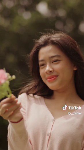 Every scent of Remar is a time capsule, transporting you back to your high school days—the golden era of our lives. From joyous laughter with besties and the magic of prom night to the thrill of a first date and the warmth of midnight cuddles with your crush, Remar captures it all. More than just a fragrance. Remar give you the sweetness of growing up, so you can relive, remember, and cherish those moments forever!