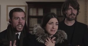 Natale, nuova parodia del nonno che si finge morto nello spot: questa volta i figli non la prendono bene - Il Fatto Quotidiano