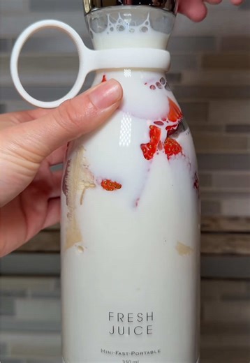 Portable blender, a must have for my busy girlies ✨ Comment “blend” for link to item . . . #amazonfinds #kitchengadgets #amazonkitchenfinds #lifehack #busymom