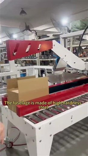 This vertical case erector completes case erecting and sealing in one go, freeing up your hands.