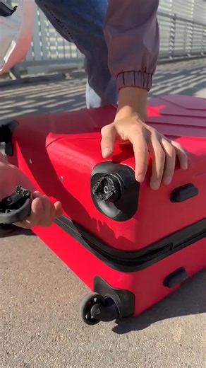 117K views · 106 reactions | Gebrochenes Rad? Kein Problem! ️✨ | Genius Suitcase Repair Hack | 5-Minuten-Tricks FÜR Mädels | Facebook