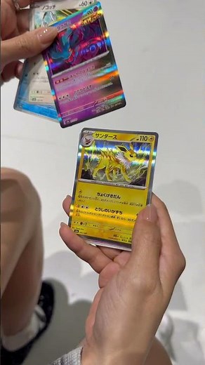 Pokémon Card unboxing ! Look at that eevee 😍