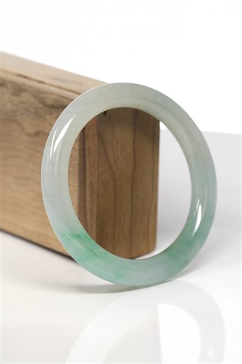 Treated Jade vs Real Jade 💚 A customer who had been watching our videos for a while came in recently! And while she was very educated, we wnated to take the time to explain the basics again to both her and her husband 🥰 Jade can be beautiful, but not all pieces are what they appear. Super low-quality jade are often bleached, polymer-treated, and dyed to look translucent and vibrant. The worst part is that it is often sold as “real” and "natural" jade, but it’s in many ways a scam. This is why 