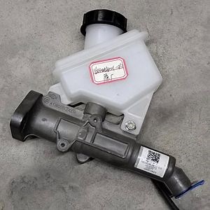 [Hot Item] NXG1604WLAM111-010 Clutch Master Cylinder with Oil Reservoir Assembly 451600073