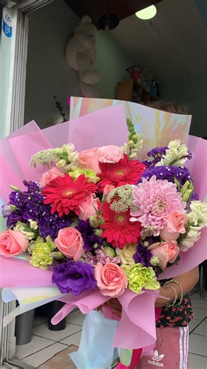 Floristeria Anemona on Instagram: "Detrás de cada ramo bonito hay risas, prisas y uno que otro blooper 😅🤣 Así fue nuestro año en Anémona. Gracias y nos vemos el próximo año con más flores y más risas 🌷🩷"