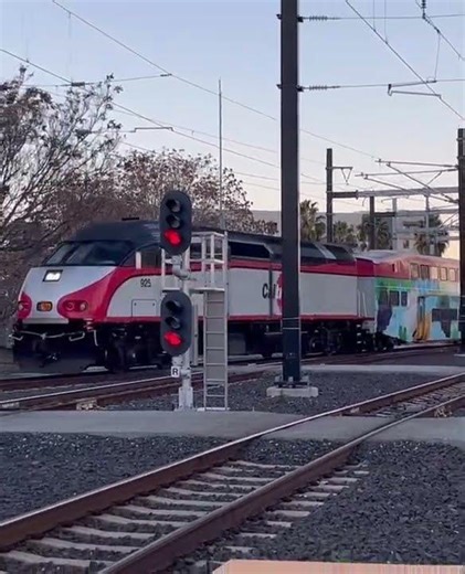 Caltrain 925 Pulling Into San Jose Station #caltrain #railfanning