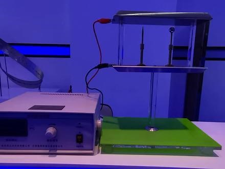 避雷针避雷针通过尖端放电产生的电晕把大量的静电电荷释放到空间，使建筑物和云层间积累的静电高压降下来，从而避免了瞬间的强烈放电现象（即雷击），保护了建筑物。