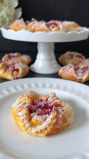 Food with Style on Instagram: "Currant Custard Pastry Recipe 🤍 These Red Currant Pastries are quick and easy to make, offering a delightful combination of crispy puff pastry, creamy vanilla pudding, and fresh red currants. 🥰 📝 Ingredients: - 250 ml milk - 1 roll of ready-made puff pastry (about 250-300 g) - 50 g sugar - 3 egg yolks - 25 g cornstarch - 1 tsp vanilla extract - 200 g fresh red currants, washed and stemmed - 1 egg (for brushing) - Powdered sugar (for dusting) 🤍 Instructions: 1. 