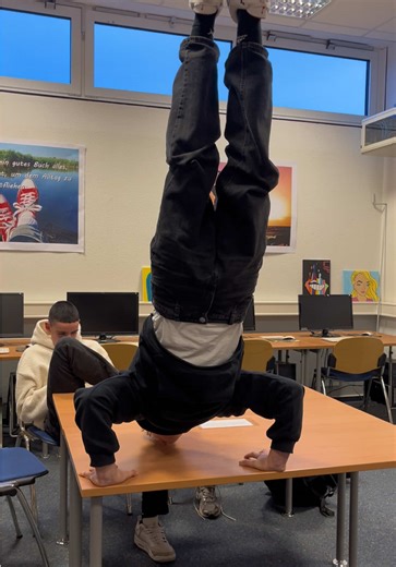 #calisthenics #hspu #handstand #onearmhandstand #inschool