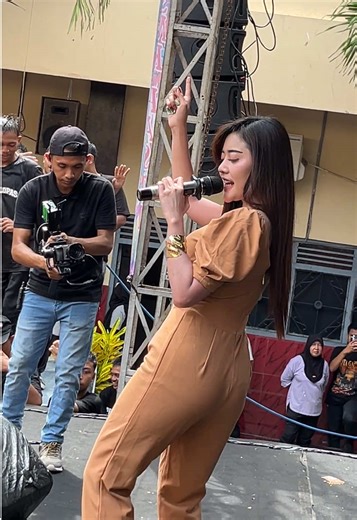 Lihat lah orang di sekitar