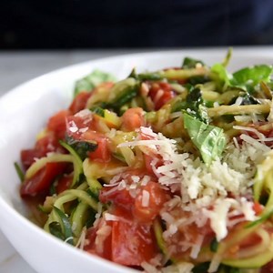 We’re in love with this easy zucchini pasta recipe. It's easy to make and low in calories. Plus, it only takes 20 minutes to make. 👌 Click here for the full recipe and video >> http://www.inspiredtaste.net/29992/garlic-zucchini-pasta-recipe/ | Inspired Taste