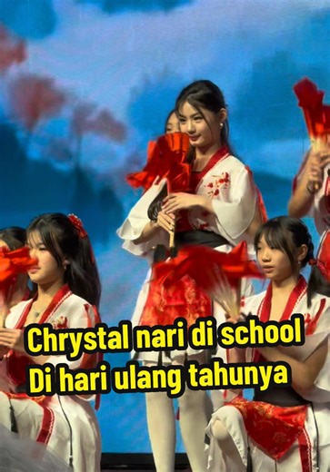 Chrystal Merayakan Ulang Tahun dengan Tari di Sekolah