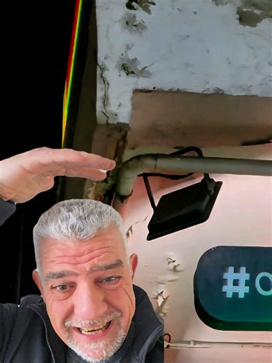 Πέφτουν κομμάτια από μπαλκόνι σε κεντρικό δρόμο της Ηλιούπολης. #ηλιουπολη #ηλιούπολη