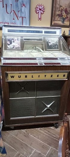 Wurlitzer Jukebox/ Vinyl records/ 45's