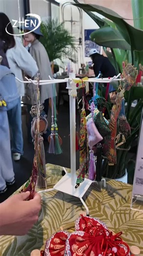 Zhen n'est pas zen on Instagram: "🎨✨ Imaginez une peinture qui n’est pas seulement de l’art, mais une véritable forme de méditation. Aujourd’hui, je vous invite à découvrir l’univers mystique du Thangka, cet art sacré tibétain inscrit au patrimoine culturel immatériel. J’ai eu l’honneur de m’initier à cette pratique millénaire, où chaque trait, chaque couleur a une signification profonde. Pour cette expérience, j’ai choisi de peindre le Parasol Précieux (l’un des huit symboles de bonheur). Dans