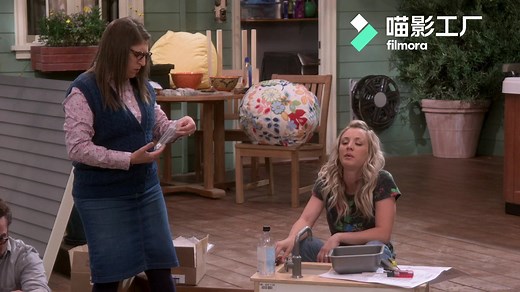 众人给伯尼戴特孩子打造的play house,成了主妇们的避难所~