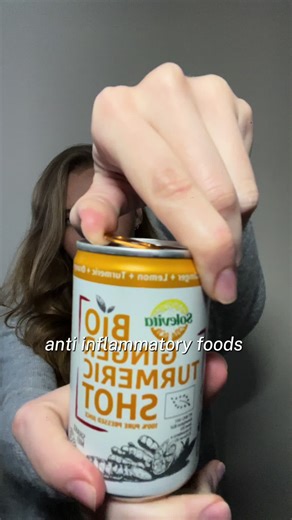 🥄Turmeric – contains curcumin, a powerful antioxidant that suppresses inflammatory pathways 🧄 Garlic – rich in quercetin, which inhibits inflammatory enzymes 🫚 Ginger – contains gingerol, known to reduce oxidative stress and inflammation 🍯 Honey – has anti-inflammatory and antimicrobial properties due to its polyphenols 🫐 Berries – high in anthocyanins that decrease inflammation and protect cells from damage #antiinflammatory #guthealth #naturalremedies #cleaneating #superfoods