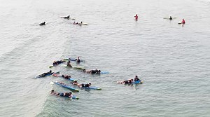 🌊𝙎𝙪𝙣, 𝙎𝙖𝙣𝙙 & 𝙎𝙚𝙖 – 𝙋𝙧𝙤𝙢𝙤𝙩𝙞𝙣𝙜 𝙈𝙖𝙧𝙞𝙩𝙞𝙢𝙚 𝙎𝙥𝙞𝙧𝙞𝙩⚓️Indian Naval Watermanship Training Centre, #Visakhapatnam @IN_Circars conducted the Circars Surf Camp on 11–12 Apr 2026, promoting watermanship, adventure, fitness and #maritime awareness. 💫 Held at Rushikonda Beach, Visakhapatnam, the camp saw participants embrace windsurfing while fostering a spirit of adventure, teamwork and camaraderie in a seaborne environment 🌊. ⚓️A signature initiative of #EasternNavalComman