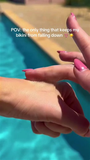 Tag that one bff who’s bikini always falling down 😭. #fashionhacks #stylinghacks #girlhacks #fashiontiktok #summerhacks