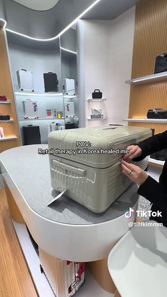 Getting a new suitcase after shopping is becoming a tradition now 😅 HAUL COMING SOON 😛 @RIMOWA #shopping #shopaholic #fyp #seoul #korea #rimowa #new #suitcase #retailtherapy