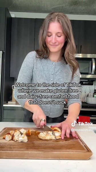 GNOCCHI ALFREDO 🔥 This is honestly one of my best creations ever! You guys know my obsession with gnocchi. So I took fettuccini Alfredo (one of my fave pasta dishes since I was a kid) and swapped in gnocchi instead of noodles. It’s insane!! And gluten-free and dairy-free of course ❤️ I leveled up my classic cashew cheese sauce by adding some sautéed onion and it’s 💯💯 CHICKEN GNOCCHI ALFREDO 1 lb chicken breasts 1 package gnocchi For the sauce: 1 1/2 cups cashews (soaked) 1/2 lemon, juiced 1/2