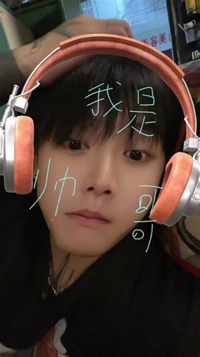 那天心血来潮想买个飞机杯 点进去看到这样一条评价 快感只是快感而已 不能和我接吻 没有洗完澡湿漉漉的头发 没有坐在被窝里看我时狡點的眼神 不能和我抱在一起看哈利波特 不能吃我做的菜 不能和我分享两杯同口味的奶茶 不能和我吃过饭沿着运河慢慢散步 不能和我一起对陌生的路人指指点点 不能和我规划以后要去的城市 也不能和我一起养只猫 它吸的再紧有什么用