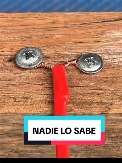 Cuando la cabeza de un tornillo se daña, muchas veces el destornillador ya no agarra. Con este truco usando un poco de cable de cobre puedes crear presión y volver a sacar el tornillo sin romper nada. Una solución simple pero muy útil en el taller. #trucos #herramientas #hazlotumismo #reparacion #ingenio