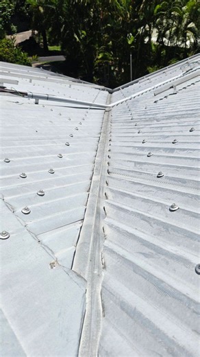 #flowcoatpainting #cyclonixmultisealscrews #roofrescrew #roofrestorationcairns #supportlocal #workingintheheat | Flow Coat Painting