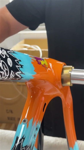 Cleaning T47 BB Shell on a The orange & black graffiti gravel frame.#icancycling #graro